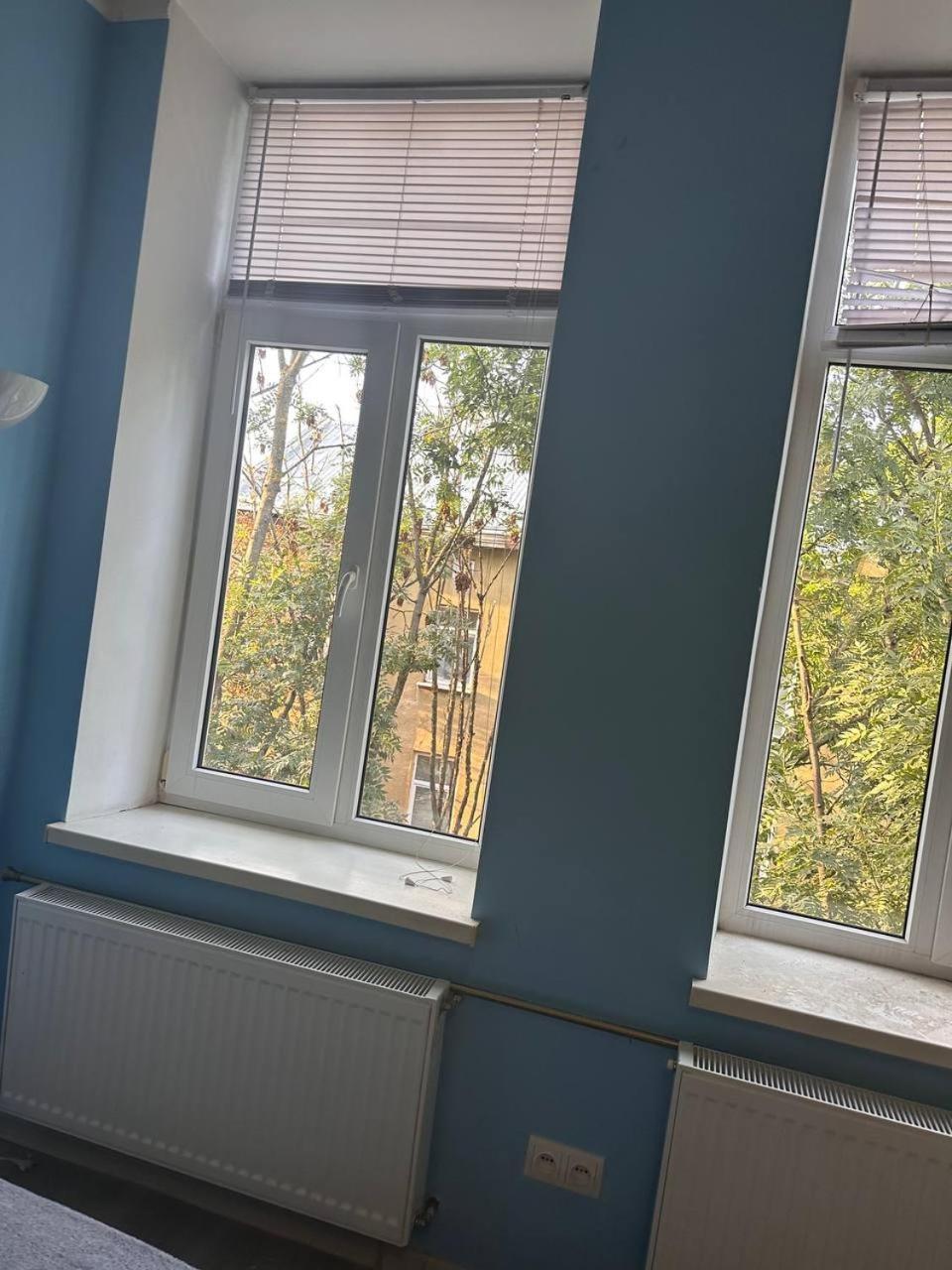 Appartement Біля Залізничного Вокзалу Вулиця Олени Степанівни 33Б à Lviv Extérieur photo