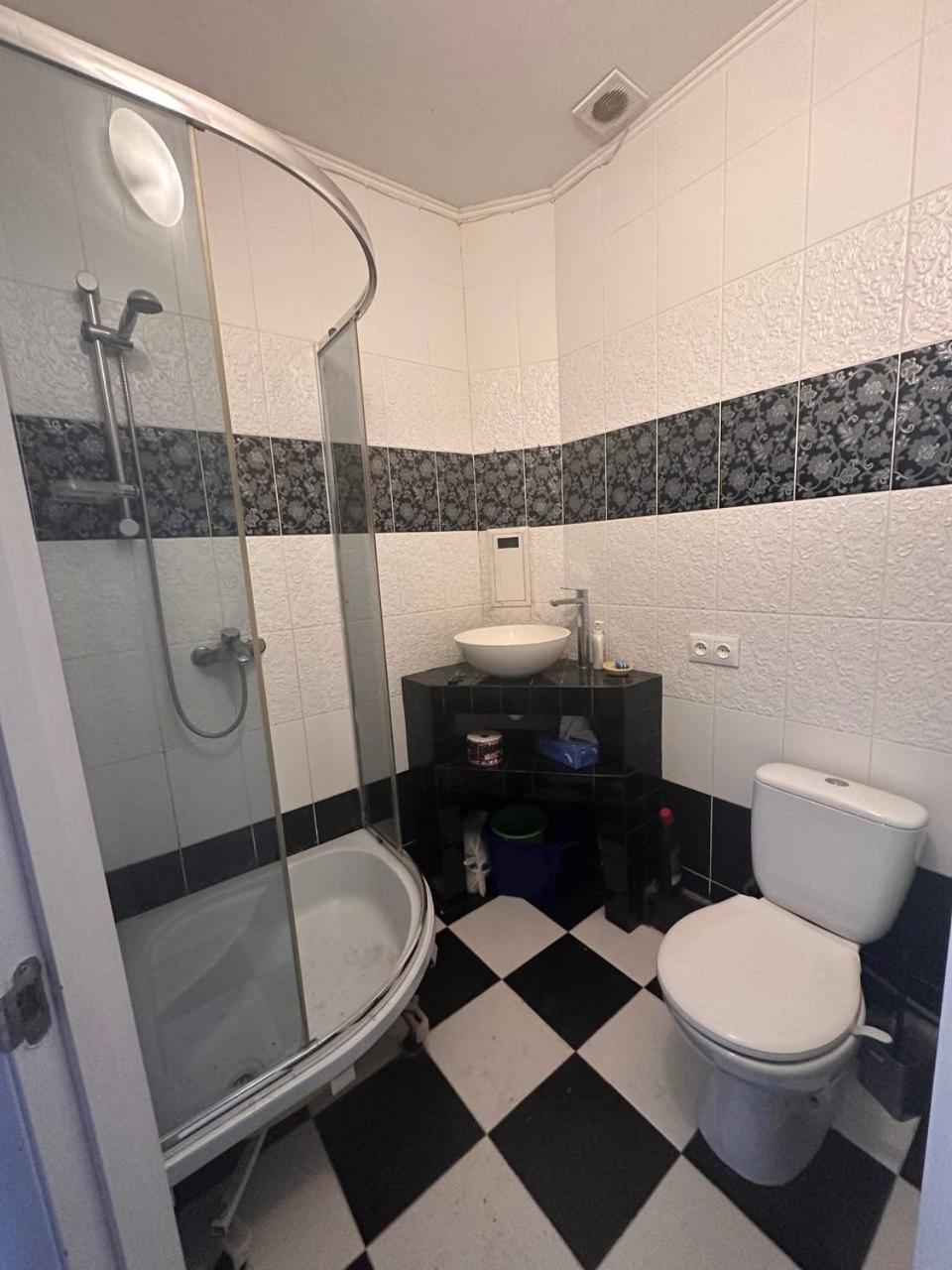 Appartement Біля Залізничного Вокзалу Вулиця Олени Степанівни 33Б à Lviv Extérieur photo